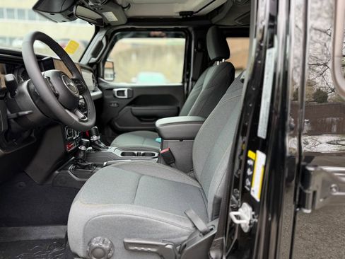 Used 2025 Jeep Wrangler Willys image 15
