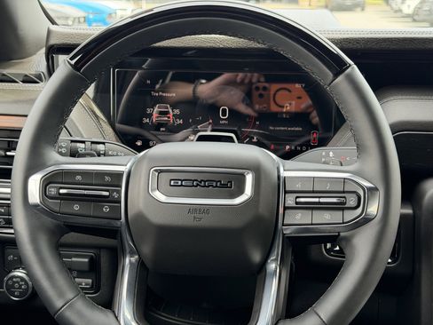 Used 2025 GMC Yukon Denali w/ Denali Reserve Package AWD/4WD image 14