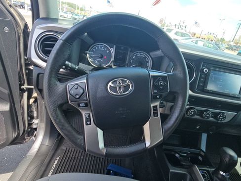 Used 2019 Toyota Tacoma SR5 AWD/4WD image 10