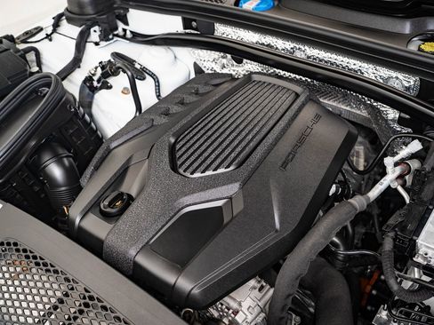 Certified 2024 Porsche Macan image 38