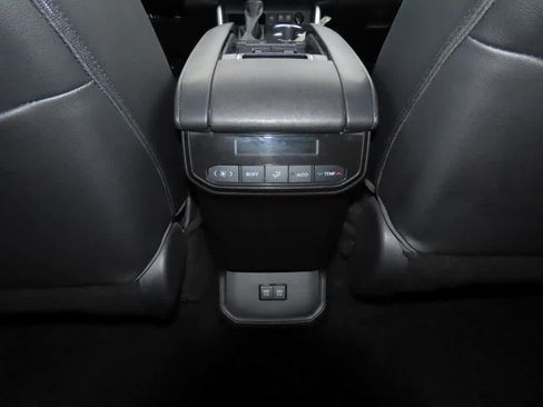 Used 2020 Toyota Highlander XLE image 24