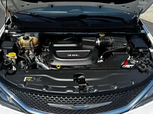 Used 2018 Chrysler Pacifica Touring-L FWD image 27