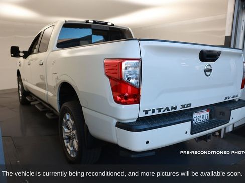 Used 2021 Nissan Titan SV w/ SV Convenience Package image 4