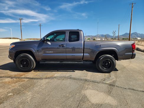 Used 2020 Toyota Tacoma SR image 8