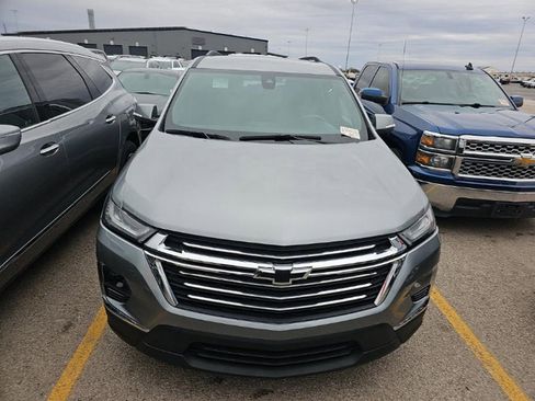 Used 2023 Chevrolet Traverse LT image 2