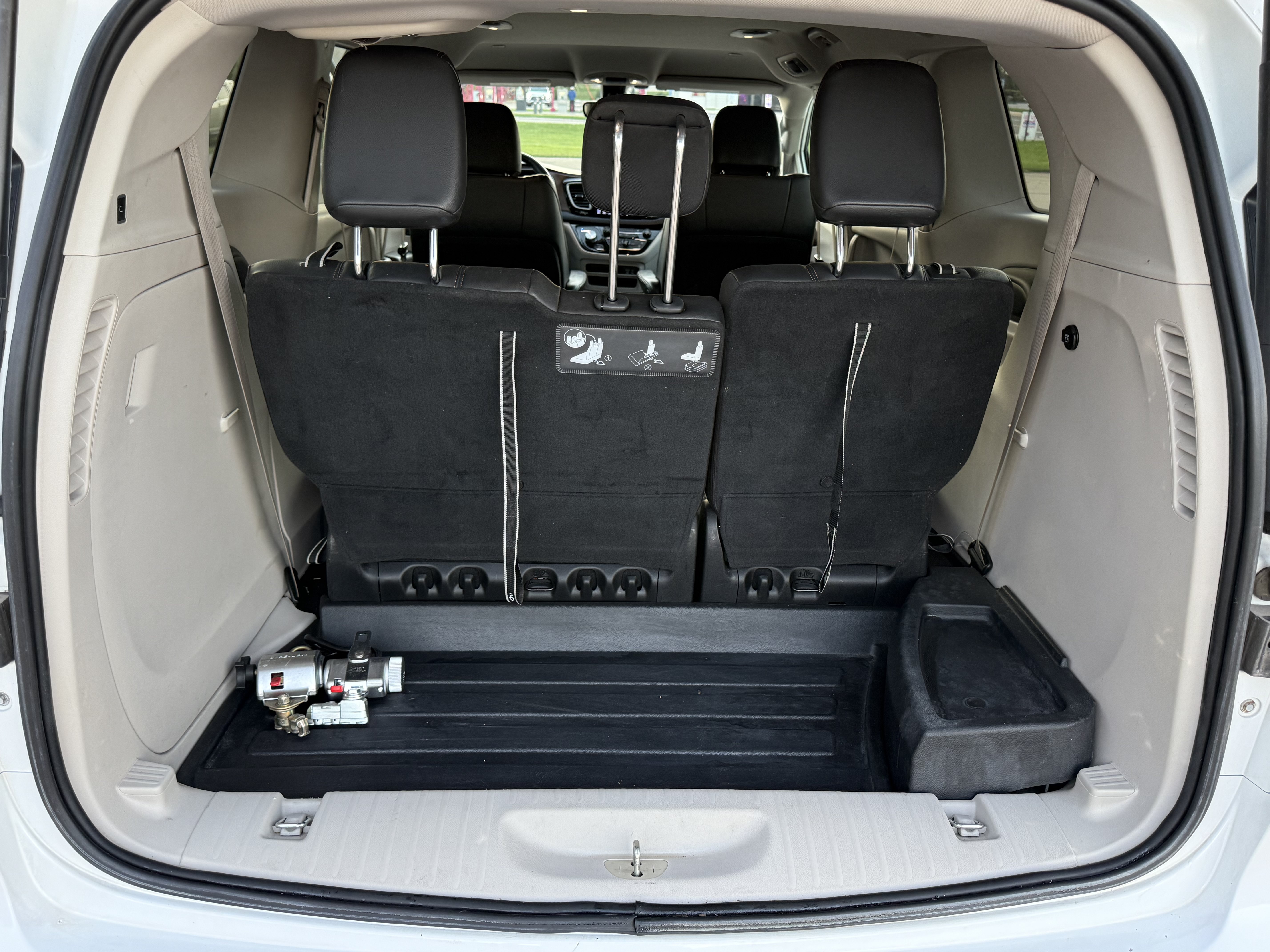 Used 2017 Chrysler Pacifica Touring-L FWD image 31