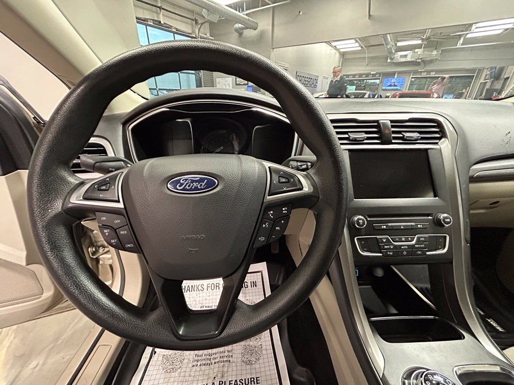 Used 2017 Ford Fusion SE FWD image 9