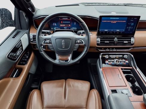 Used 2023 Lincoln Navigator L Reserve image 9
