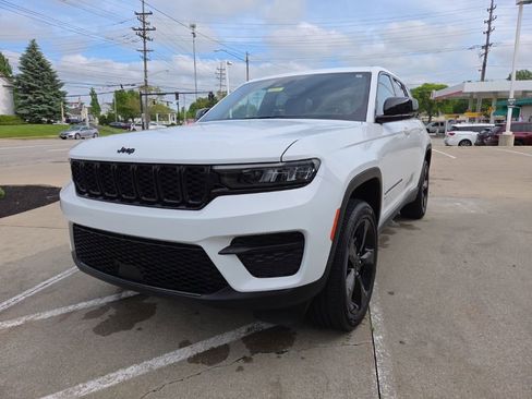 Certified 2024 Jeep Grand Cherokee Altitude AWD/4WD image 5