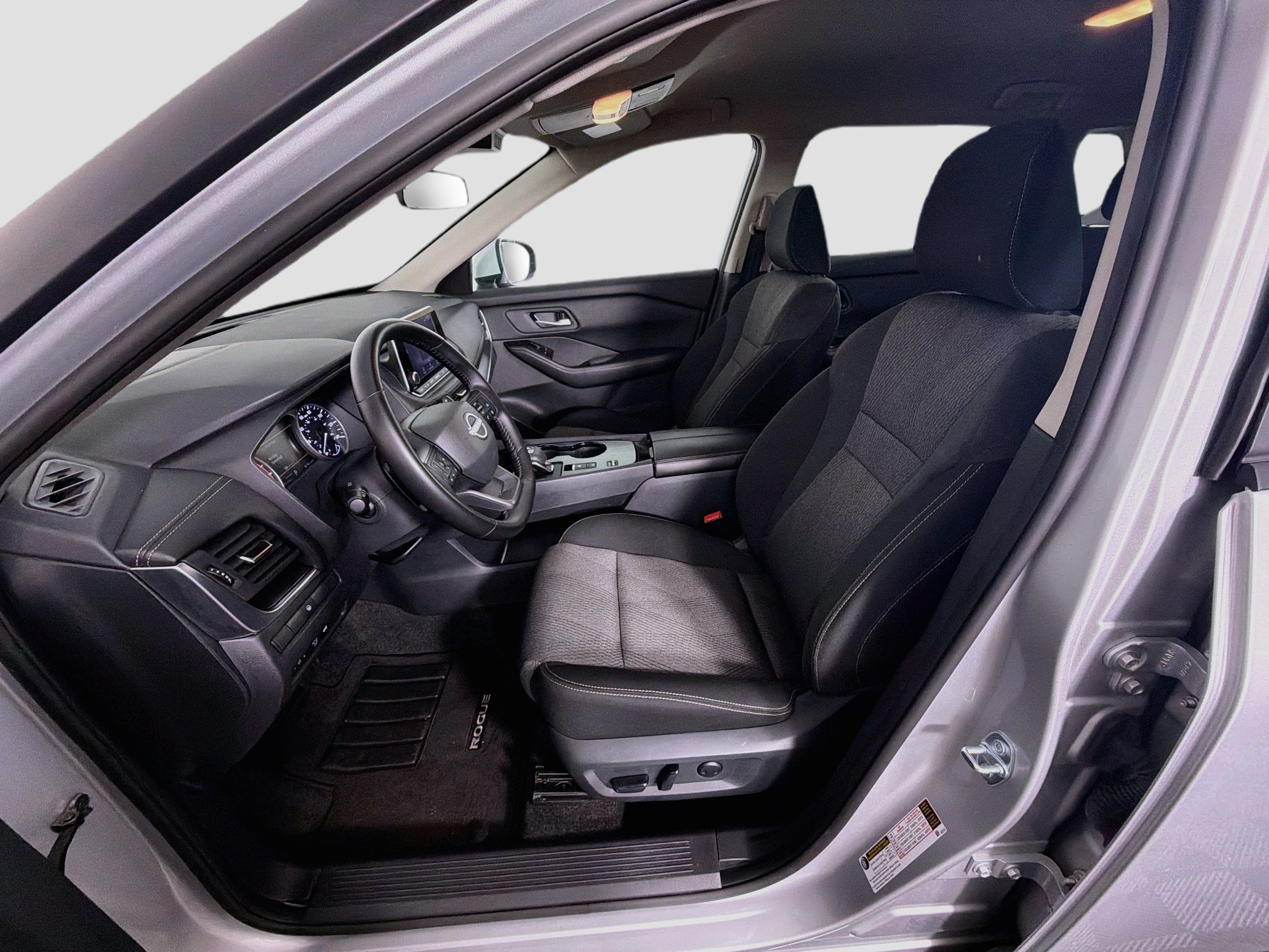 Used 2025 Nissan Rogue SV FWD image 13