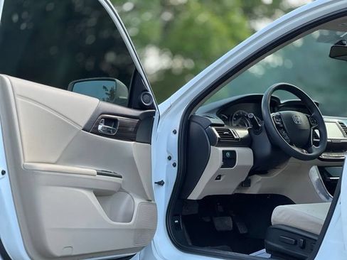 Used 2017 Honda Accord EX image 9