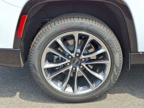 New 2025 Jeep Wagoneer L Series II w/ Premium Group I image 5