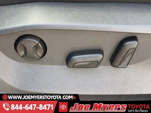 Used 2024 Volkswagen Taos SE image 28