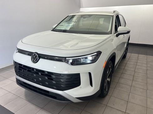 New 2025 Volkswagen Tiguan SE image 2