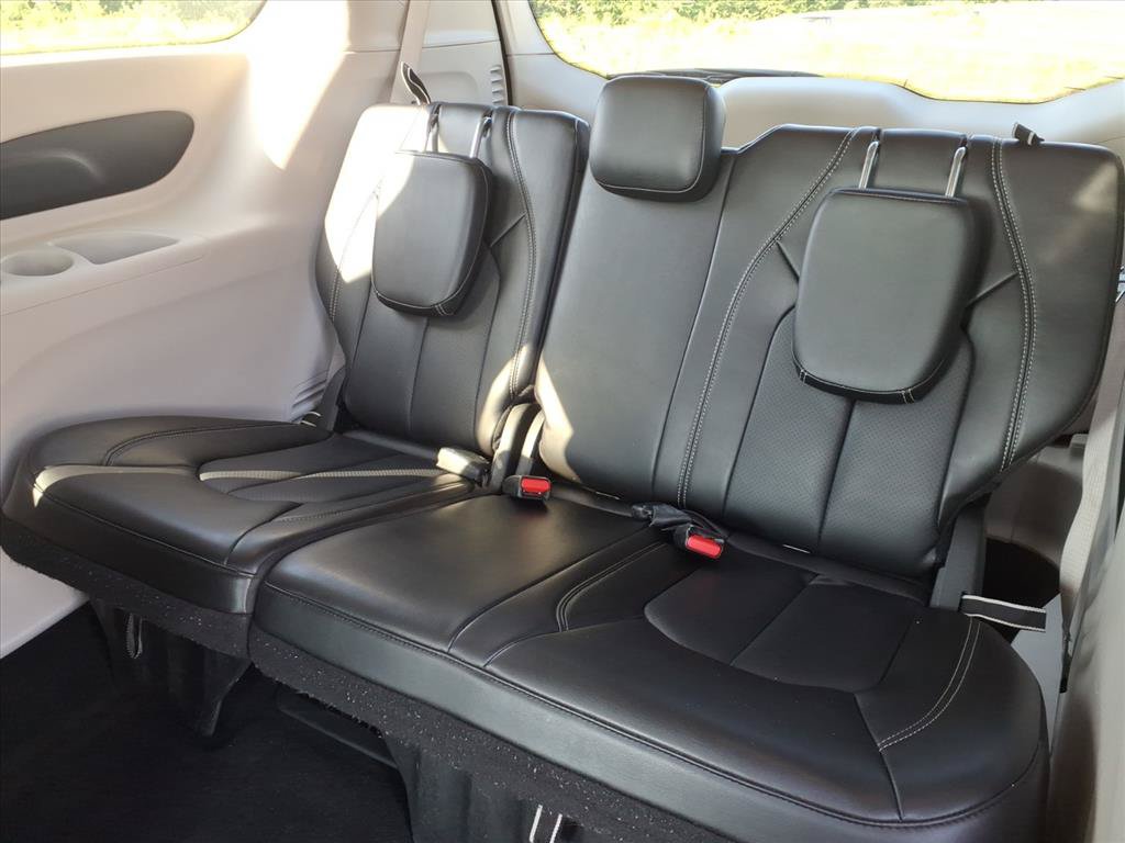 Used 2023 Chrysler Pacifica Touring-L FWD image 25