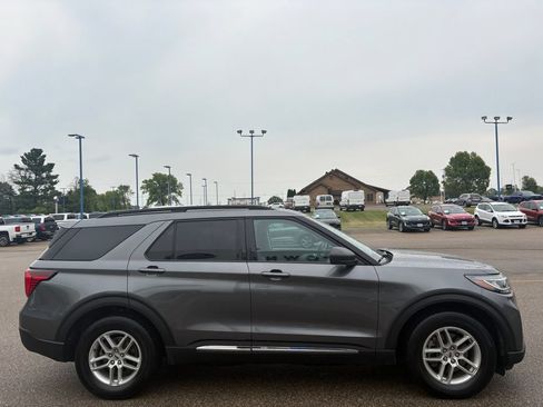Used 2025 Ford Explorer Active w/ Active Comfort Package RWD image 5