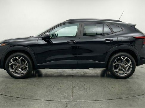Used 2025 Chevrolet Trax LT FWD image 5