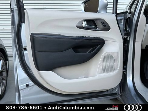 Used 2020 Chrysler Pacifica Touring-L Plus w/ Advanced Safetytec Group FWD image 19