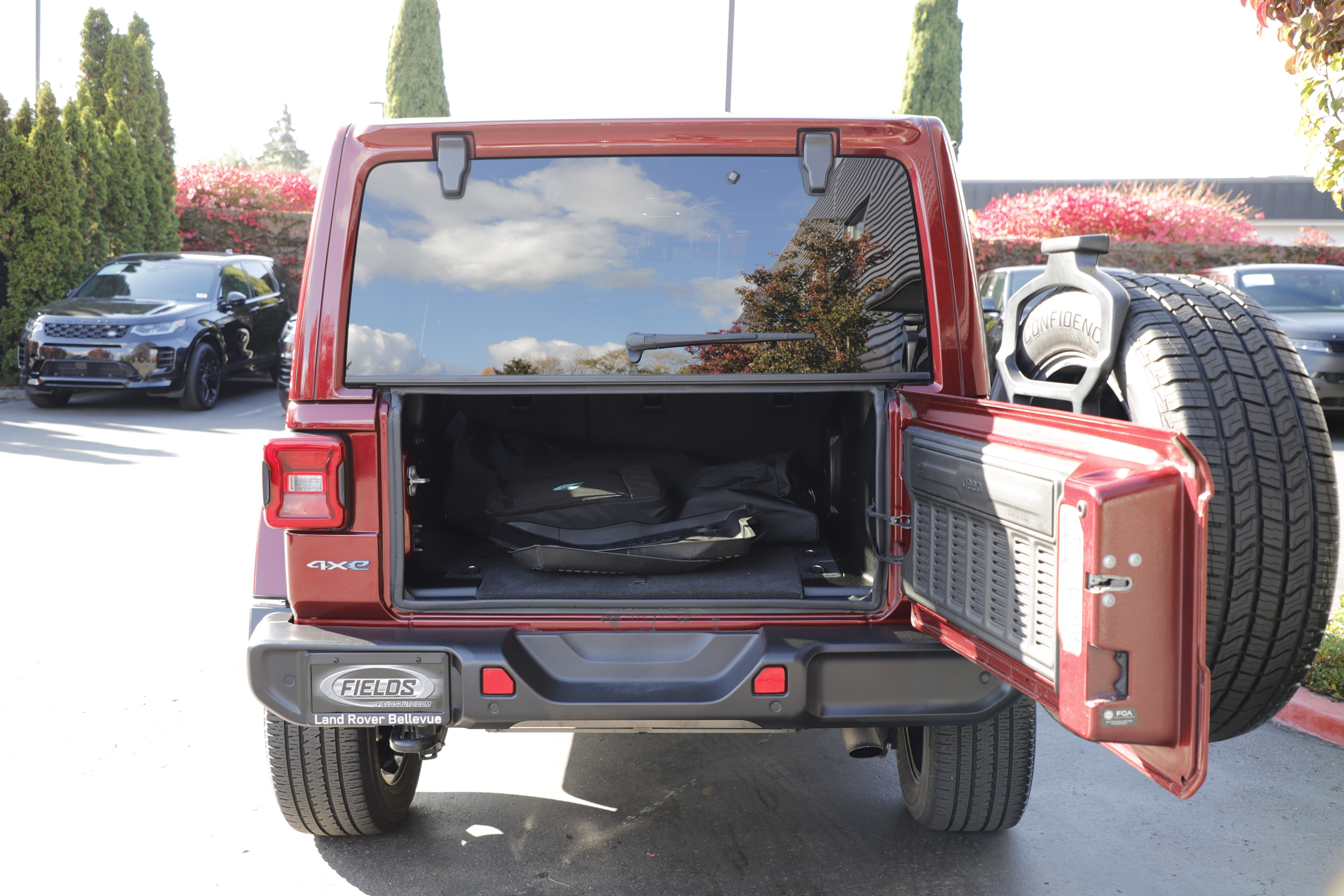 Used 2021 Jeep Wrangler Unlimited Sahara w/ Cold Weather Group AWD/4WD image 15