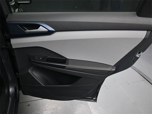 Used 2024 Volkswagen Taos SE image 33