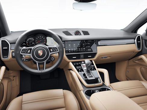 Certified 2023 Porsche Cayenne Platinum Edition image 5