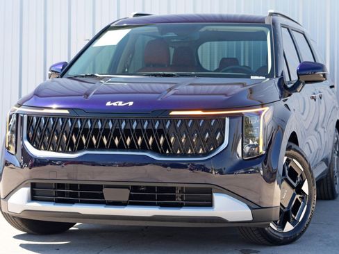 Used 2025 Kia Carnival EX image 3