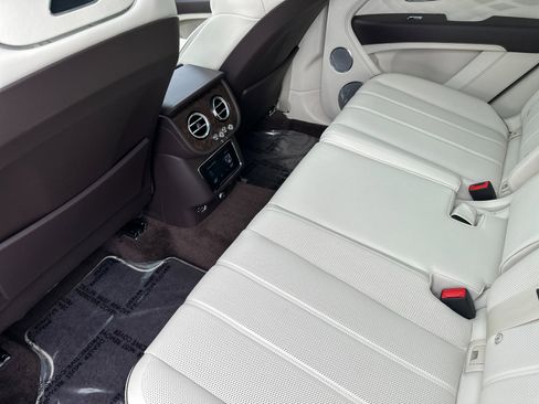 Used 2025 Bentley Bentayga image 10