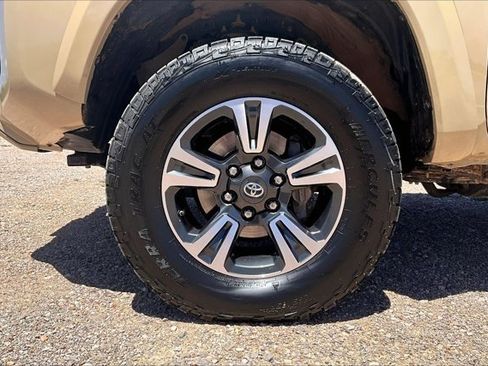 Used 2017 Toyota Tacoma TRD Sport AWD/4WD image 31