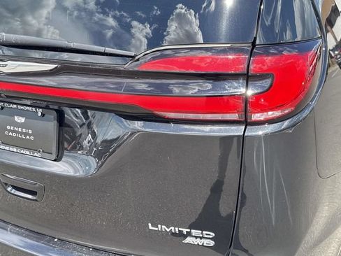 Used 2021 Chrysler Pacifica Limited AWD/4WD image 37