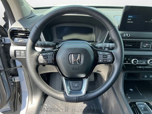 Used 2025 Honda Pilot Black Edition image 10