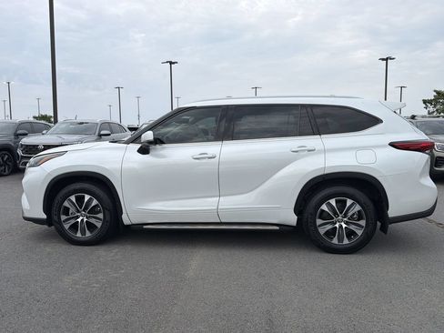 Used 2022 Toyota Highlander XLE FWD image 2