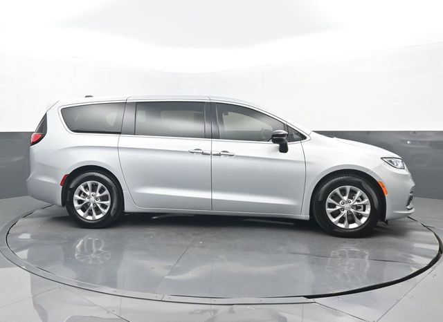 Used 2026 Chrysler Pacifica Limited FWD image 2