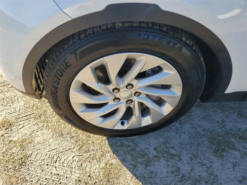 Used 2024 Land Rover Discovery S image 6