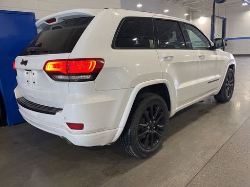 Used 2017 Jeep Grand Cherokee Altitude image 3