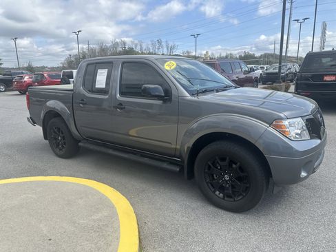 Used 2021 Nissan Frontier SV w/ Midnight Edition Floor Mats AWD/4WD image 6