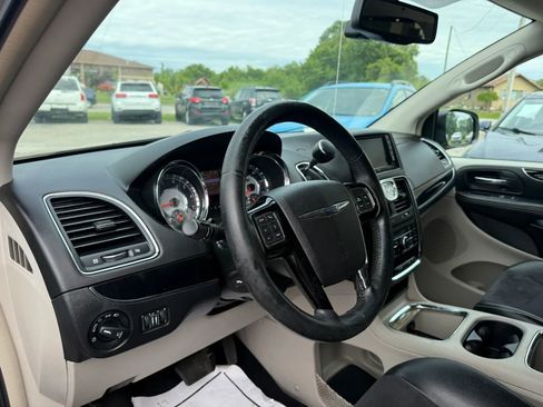 Used 2014 Chrysler Town & Country Touring-L FWD image 11