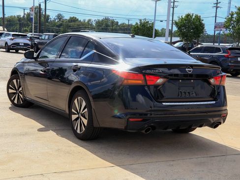 Used 2023 Nissan Altima 2.5 SR FWD image 2
