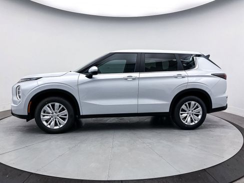New 2025 Mitsubishi Outlander ES image 4