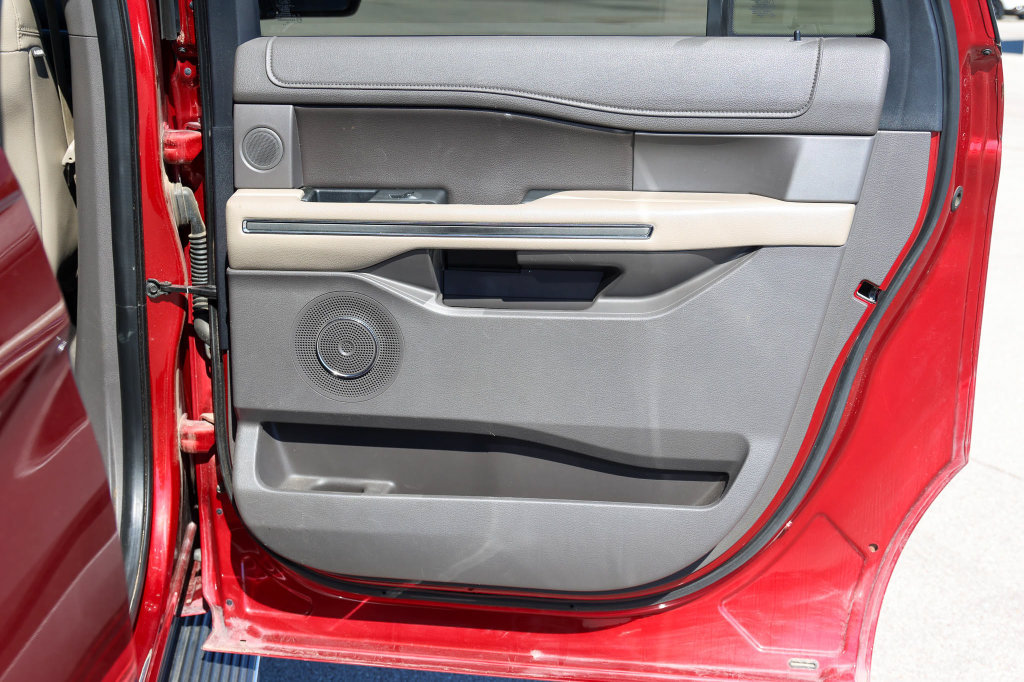 Used 2019 Ford Expedition Max XLT w/ Equipment Group 202A AWD/4WD image 18
