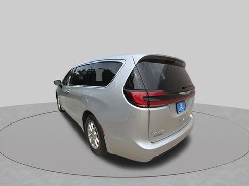 Used 2024 Chrysler Pacifica Touring-L FWD image 3