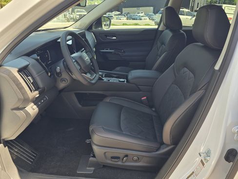 New 2026 Nissan Pathfinder Platinum AWD/4WD image 12