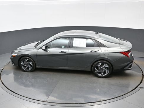 Certified 2025 Hyundai Elantra Limited image 35