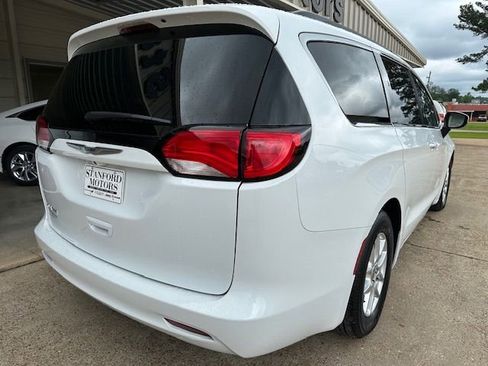 Used 2021 Chrysler Voyager Lxi image 5
