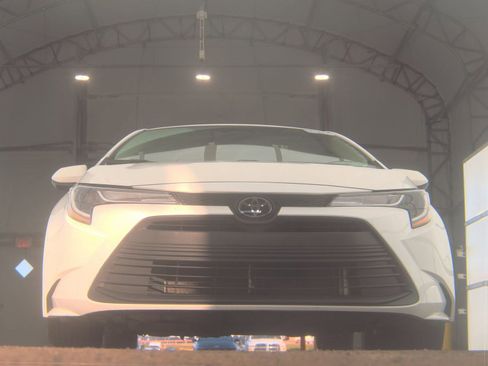 Used 2025 Toyota Corolla LE FWD image 4