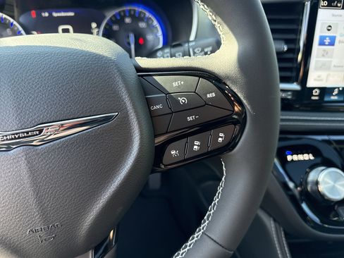 New 2026 Chrysler Pacifica Limited w/ S Appearance Package image 21