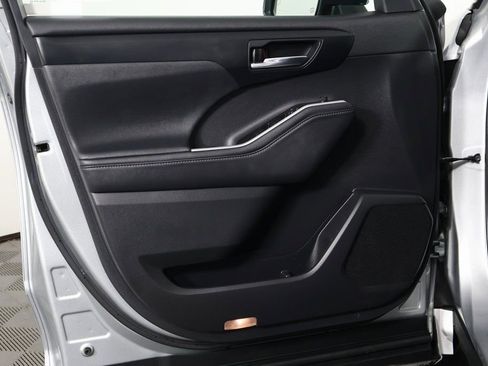 Used 2021 Toyota Highlander XLE FWD image 13