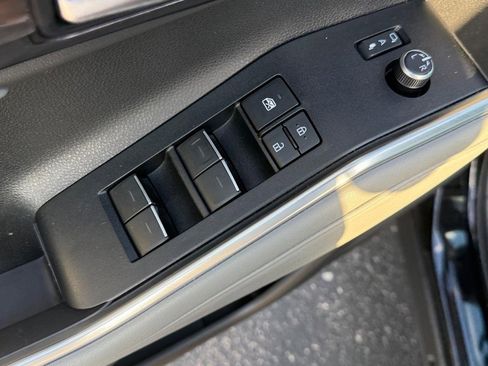 Used 2025 Toyota Highlander Platinum image 18