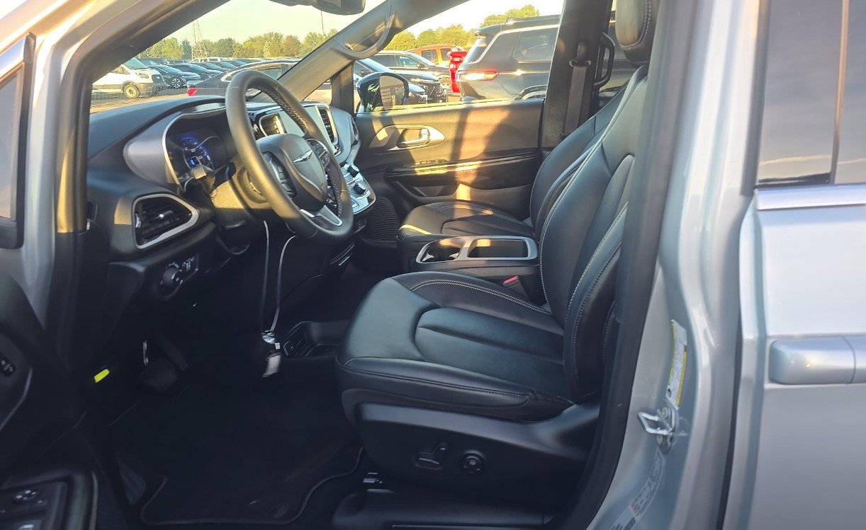 Used 2026 Chrysler Pacifica Select FWD image 7