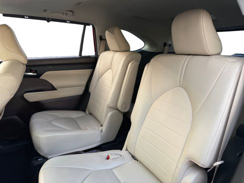 Used 2021 Toyota Highlander XLE image 13