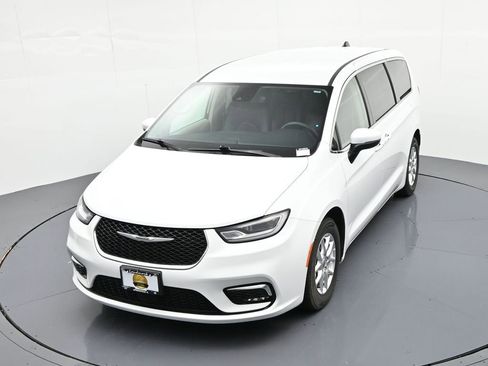 Used 2023 Chrysler Pacifica Touring-L FWD image 31